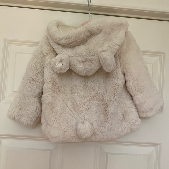 Cream soft faux fur coat size 9-12months - Picture 2 of 5